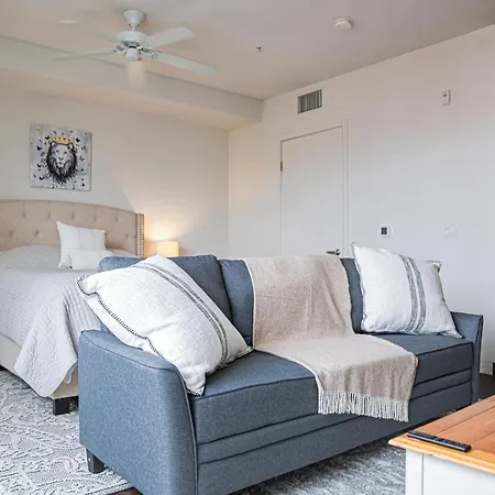 Luxury Studio Ph In Hollywood Apartment